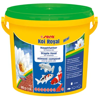Sera Koi Royal Mini, hlavní krmivo pro malé koi, 900 g. Viditelné texty: Staple food for small Koi, 2 mm granule, obrázky tří koi kaprů a bílé lekníny.