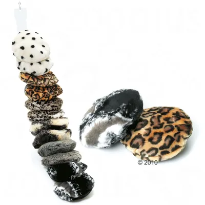 Coussins ronds en fausse fourrure pour animaux, motifs variés : taches noires, léopard, zèbre et autres imprimés animaliers. Plusieurs coussins empilés et deux présentés à plat. Coussins ronds en fausse fourrure pour animaux, motifs variés : taches noires, léopard, zèbre et autres imprimés animaliers. Plusieurs coussins empilés et deux présentés à plat.