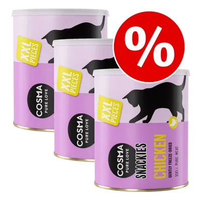 Tre dåser Cosma Pure Love Snackies Chicken XXL Pieces med sort kattegrafik og gul tekst. Rød procenttegn indikerer tilbud.