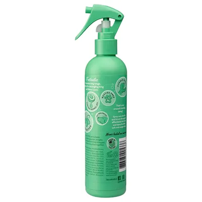 Grøn sprayflaske med teksten 'Furtastic', beskrivelser som 'moisturising range', 'detangling long and lifeless coats', symboler for kokosolie, sheasmør og pH-balance. Tekst på engelsk.