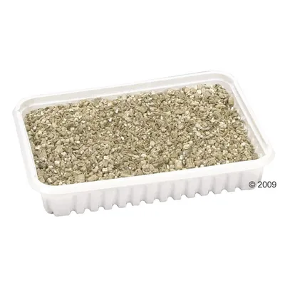 Kulho, jossa on rakeista kissanhiekkaa, beige väri.