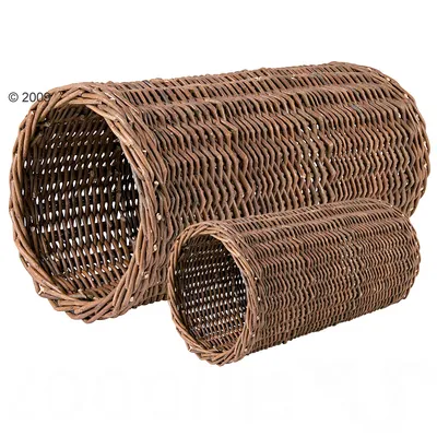 Twee cilindervormige tunnels van gevlochten hout, verschillende maten naast elkaar zichtbaar.