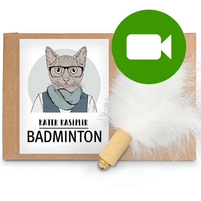 Zabawka dla kota z piórkiem, korek i metalowy dzwoneczek, opakowanie z napisem Kater Kasimir Badminton. Ikona kamery w prawym górnym rogu. Zabawka dla kota z piórkiem, korek i metalowy dzwoneczek, opakowanie z napisem Kater Kasimir Badminton. Ikona kamery w prawym górnym rogu.