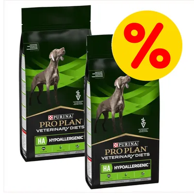 To poser Purina Pro Plan Veterinary Diets HA Hypoallergenic hundefoder med stor gul procenttegn, tekst: HYPOALLERGENIC, HA, VETERINARY DIETS, PURINA, billede af hund på poserne. To poser Purina Pro Plan Veterinary Diets HA Hypoallergenic hundefoder med stor gul procenttegn, tekst: HYPOALLERGENIC, HA, VETERINARY DIETS, PURINA, billede af hund på poserne.