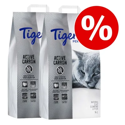 To sække Tigerino Active Carbon kattegrus, 14 L, med tekst: Highly effective odour absorption, with baby powder scent, ultra absorbent & efficient, extreme clumping, extremely low-dust. Procenttegn.