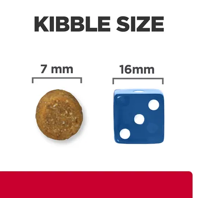 Размер на гранулата: 7 мм до кубче със страна 16 мм. Надпис KIBBLE SIZE, сравнение между кръгла гранула и син зар с три точки.