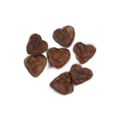 Herzförmige braune Hundesnacks, sieben Stück sichtbar. Geeignet als Leckerli oder Belohnung.