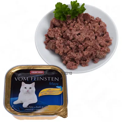 Animonda Vom Feinsten Mare консерва за котки, етикет с бяла котка и текст: mit Huhn + Meeresfrüchten. Отворена храна в купа, гарнирана с магданоз.
