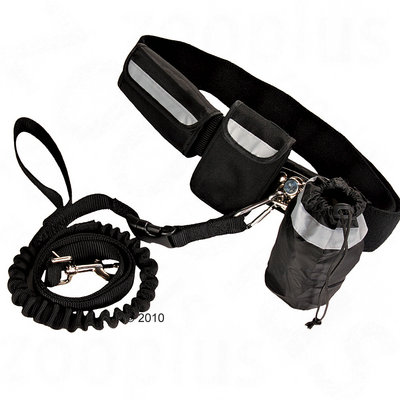 Ceinture noire avec poches et bandes réfléchissantes, laisse élastique noire avec mousqueton métallique, pochette à cordon visible. Aucun texte ou marque apparente. Ceinture noire avec poches et bandes réfléchissantes, laisse élastique noire avec mousqueton métallique, pochette à cordon visible. Aucun texte ou marque apparente.