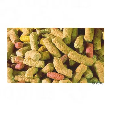 Bâtonnets d’aliments extrudés multicolores pour animaux, sans marque visible ni emballage, présentés en vrac.