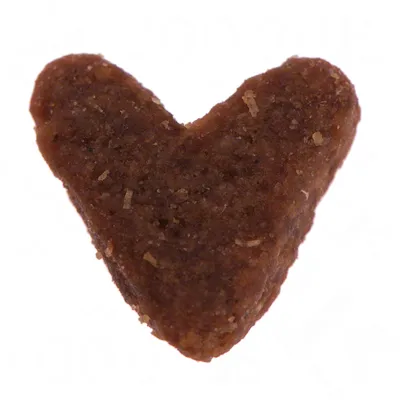 Hnědý snack ve tvaru srdce, viditelně zrnitá textura.