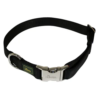 Sort hundehalsbånd med metalspænde og Hunter-logo på grøn etiket. Justerbart, robust materiale.