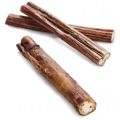 Tre bastoncini da masticare di manzo essiccati, snack naturali per cani a base di manzo senza additivi.