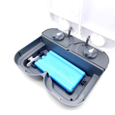 CyberPets automat na karmę z niebieskim wkładem chłodzącym i szarym wnętrzem, odpowiedni do przechowywania karmy dla zwierząt.