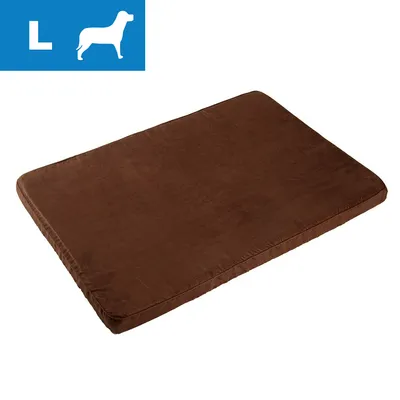 Ruskea suorakulmainen koiran makuualusta, koko L merkitty sinisellä laatikolla vasemmassa yläkulmassa, jossa valkoinen koiran siluetti ja kirjain L. Ruskea suorakulmainen koiran makuualusta, koko L merkitty sinisellä laatikolla vasemmassa yläkulmassa, jossa valkoinen koiran siluetti ja kirjain L.