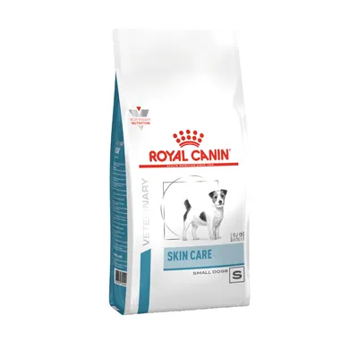 Royal Canin Skin Care Small Dogs -koiranruokapakkaus, etupuolella koiran kuva ja tekstit: VETERINARY, SKIN CARE, SMALL DOGS, S/O INDEX, S. Brändi: Royal Canin.