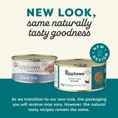 Dve konzervy Applaws Natural Cat Food Ocean Fish 70 g, starý a nový dizajn obalu. Text: NEW LOOK, same naturally tasty goodness. Obe balenia označené ako 100 % natural.