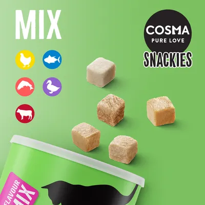 COSMA PURE LOVE SNACKIES MIX, blandede frysetørrede tern. Ikoner for kylling, fisk, okse, and og laks. Grøn emballage med sort kattefigur synlig.
