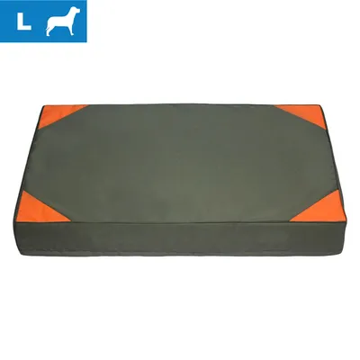 Coussin rectangulaire pour chien, taille L visible en haut à gauche, tissu vert avec coins orange. Aucun texte ou marque apparente sur le produit.