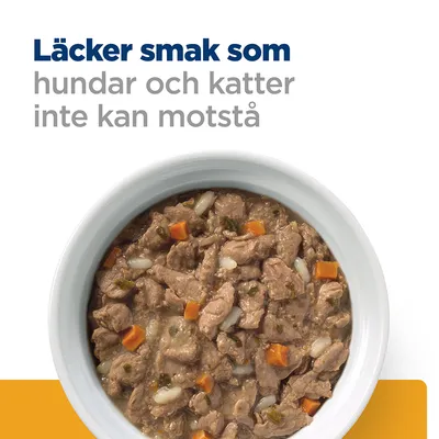 Text: Läcker smak som hundar och katter inte kan motstå. Skål med våtfoderbitar, synliga köttbitar, morotsbitar och sås.