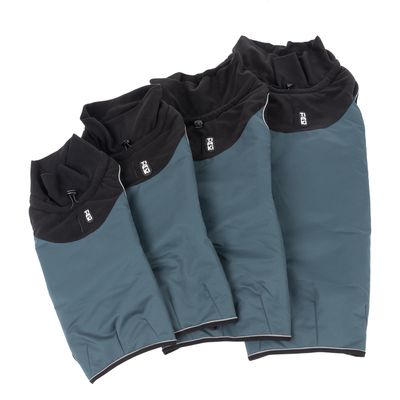 Čtyři psí kabáty v modré barvě s černým límcem, každý s viditelným logem Trixie. Různé velikosti vedle sebe.