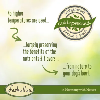 Text på engelska: No higher temperatures are used, largely preserving the benefits of the nutrients & flavors, from nature to your dog’s bowl. Lukullus, cold-pressed, in Harmony with Nature.