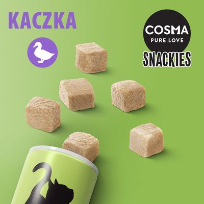 COSMA PURE LOVE SNACKIES, KACZKA. Przysmak w formie sześciennych kawałków, opakowanie z sylwetką kota na zielonym tle.