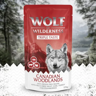 Sachet Wolf of Wilderness Triple Taste Canadian Woodlands, 125 g, recette sans céréales avec bœuf frais, cabillaud, dinde et canneberges. Texte en anglais sur l'emballage.