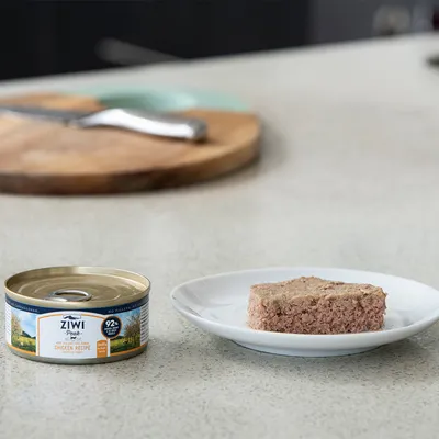 Ziwi Peak Dose mit Chicken Recipe, 92% Fleischanteil. Neben der Dose eine Portion des Futters auf einem weissen Teller sichtbar.