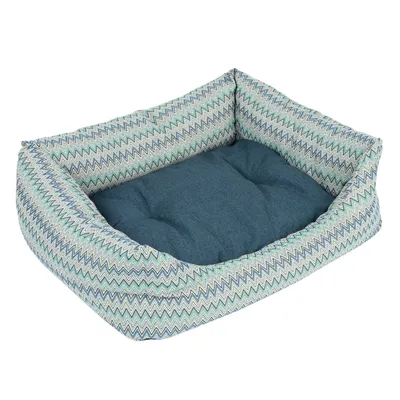 Rechthoekig huisdierenbed met opstaande randen, blauw kussen en zigzagpatroon in blauw, groen en wit. Materiaal: stof.