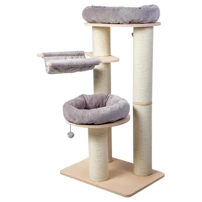 Arbre à chat en bois avec deux couchages ronds gris, un hamac suspendu, trois poteaux recouverts de sisal et une balle suspendue, base carrée en bois clair.