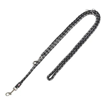 Laisse tressée noire et grise avec deux mousquetons métalliques et un anneau, sans marque visible.