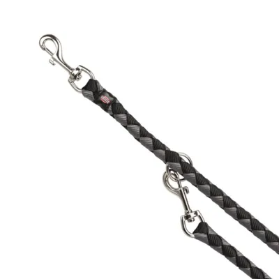 Zwarte en grijze gevlochten hondenriem met twee metalen musketonhaken, zichtbaar merklabel Trixie op de riem.