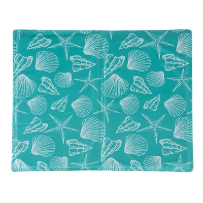 Tappetino turchese con motivi di conchiglie e stelle marine bianchi, adatto come base decorativa.