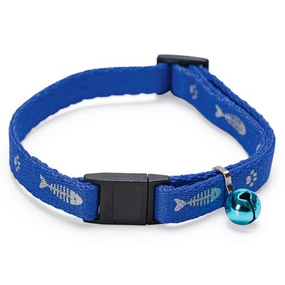 Drei Katzenhalsbänder in Rosa, Rot und Blau mit Fisch- und Pfotenmuster. Jedes Halsband hat eine Schnalle und eine kleine Glocke.