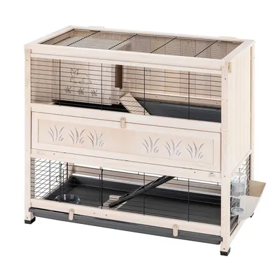 Cage à deux niveaux en bois clair et métal noir, avec rampes intérieures, motifs d’herbe découpés sur la façade, abreuvoir transparent fixé à l’extérieur et tiroirs de fond amovibles. Cage à deux niveaux en bois clair et métal noir, avec rampes intérieures, motifs d’herbe découpés sur la façade, abreuvoir transparent fixé à l’extérieur et tiroirs de fond amovibles.