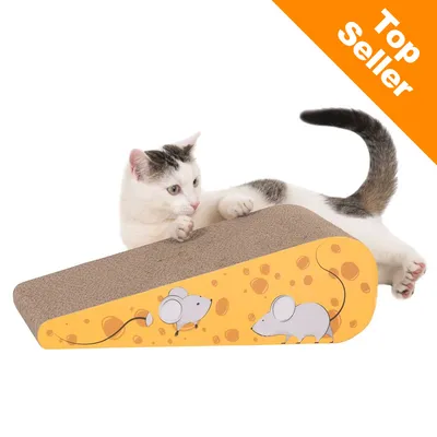 Kočka leží na škrabadle z kartonu ve tvaru klínu s potiskem myší a sýra, v rohu oranžový nápis Top Seller.