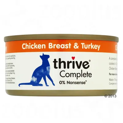 Scatoletta thrive Complete Chicken Breast & Turkey, 0% Nonsense. Etichetta con silhouette di gatto blu e testo in inglese visibile sul fronte.