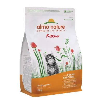almo nature Kitten 2–12 months kuivaruoka, with fresh chicken, 2 kg. Pakkauksessa kissanpentu ja kukkia. Näkyvissä myös teksti Fondazione Capellino.