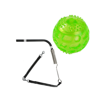Grüner Noppenball aus Kunststoff, Metallhalterung mit Feder und Befestigungsteilen, schwarze Leine, rotes Prozentzeichen für Rabattaktion sichtbar.