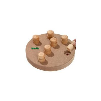Drewniana okrągła zabawka logiczna z siedmioma ruchomymi elementami, marka Karlie. Jeden element podniesiony, widoczny smakołyk w otworze.