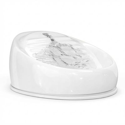 Hvid drikkefontæneskål med rindende vand og rillet overflade til kæledyr.