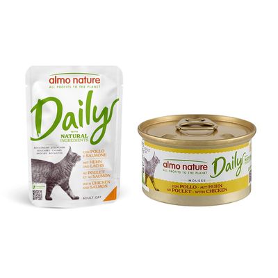 almo nature Daily, bouchées pour chat adulte, avec poulet et saumon. Texte en anglais : OWNED BY THE ANIMALS. Emballage souple avec tête de chat orange.