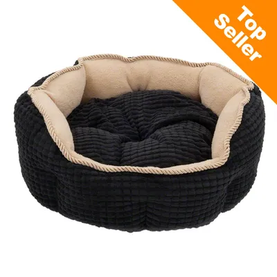 Rond huisdierenbed van zwarte stof met beige binnenkant en rand. Oranje hoeklabel met witte tekst: Top Seller. Rond huisdierenbed van zwarte stof met beige binnenkant en rand. Oranje hoeklabel met witte tekst: Top Seller.