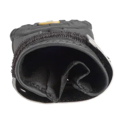 Scarpa nera per cani con chiusura in velcro, vista frontale. Materiale resistente per protezione e comfort.