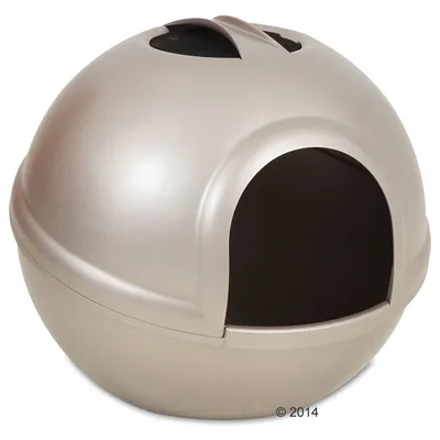 Cuccia sferica chiusa in plastica beige con apertura frontale e prese d’aria superiori, senza marchio visibile. Cuccia sferica chiusa in plastica beige con apertura frontale e prese d’aria superiori, senza marchio visibile.
