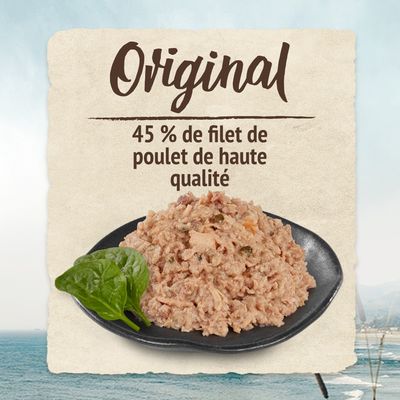 Original, 45 % de filet de poulet de haute qualité. Assiette de nourriture humide avec feuille d’épinard visible à côté.