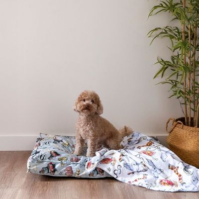 Coperta bianca con motivi Harry Potter: gufi, frutti di boscotte magiche, occhiali, stemma Gryffindor e simboli di lettere.