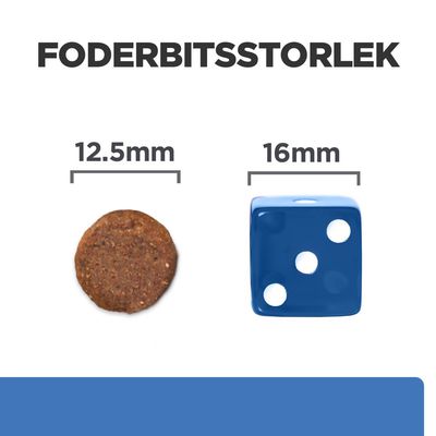 Foderbitsstorlek: rund foderbit 12,5 mm bredvid blå tärning 16 mm som storleksjämförelse. Text: FODERBITSSTORLEK, 12.5 mm, 16 mm.
