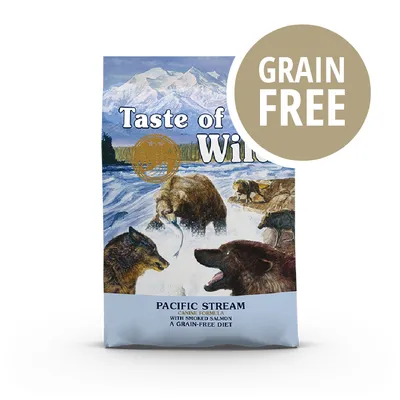 Taste of the Wild Pacific Stream, scritta 'GRAIN FREE' in evidenza, formula per cani con salmone affumicato, dieta senza cereali visibile sulla confezione. Taste of the Wild Pacific Stream, scritta 'GRAIN FREE' in evidenza, formula per cani con salmone affumicato, dieta senza cereali visibile sulla confezione.